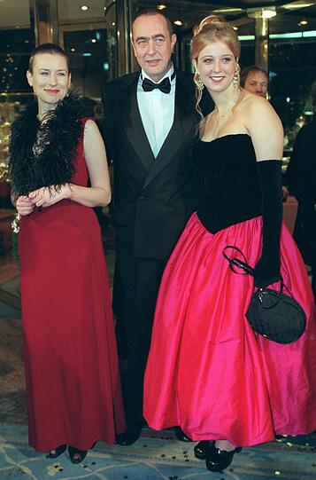 Produzent Bernd Eichinger besucht mit seiner Tochter Nina (re.) und der Schauspielerin Corinna Harfouch (li.) den Filmball 1999.