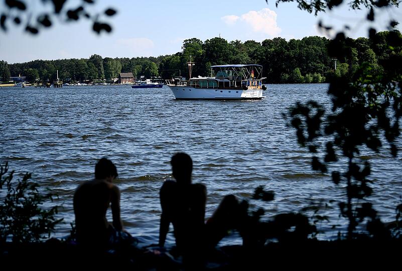 Auf strahlenden Sonnenschein folgten am Dienstag in weiten Teilen Deutschlands heftige Gewitter, welche Straßen überschwemmten und Dächer zum Einsturz brachten - die Bilder.