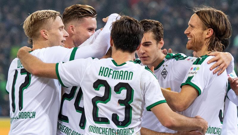 Gladbachs Wendt (l-r), Jantschke, Hofmann, Neuhaus und Torschütze Michael Lang jubeln nach dem Treffer zur 2:1-Führung. Gladbachs Wendt (l-r), Jantschke, Hofmann, Neuhaus und Torschütze Michael Lang jubeln nach dem Treffer zur 2:1-Führung.