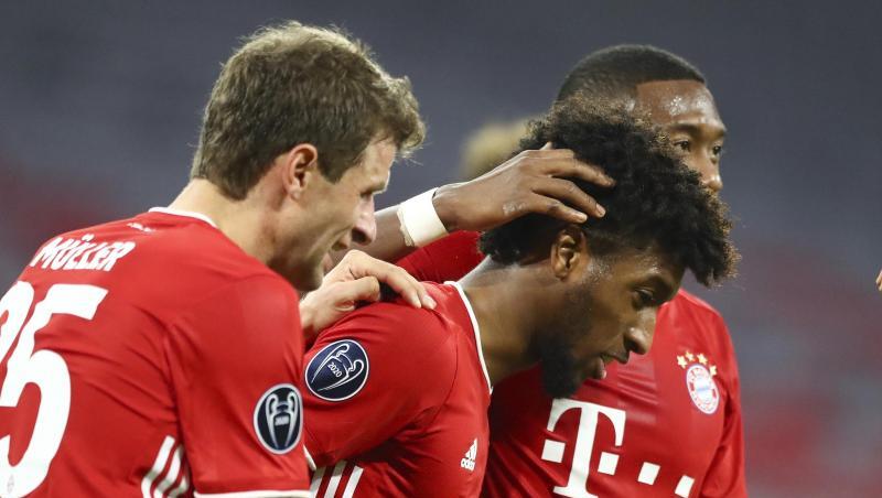 Münchens Matchwinner Kingsley Coman (M) bejubelt sein 4:0 zusammen mit Thomas Müller (l) und David Alaba.