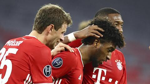 Münchens Matchwinner Kingsley Coman (M) bejubelt sein 4:0 zusammen mit Thomas Müller (l) und David Alaba.