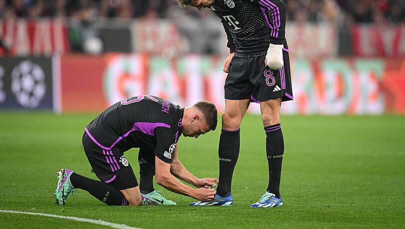 Mittelfeld-Kollegen unter sich: Joshua Kimmich geht Leon Goretzka zur Hand.