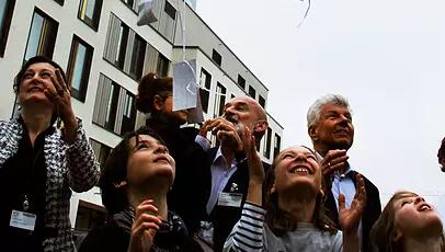 Ehemalige Patienten und Mitarbeiter lassen bei der Eröffnung ihre guten Wünsche für die Klinik an Ballons in die Lift steigen. Ehemalige Patienten und Mitarbeiter lassen bei der Eröffnung ihre guten Wünsche für die Klinik an Ballons in die Lift steigen.