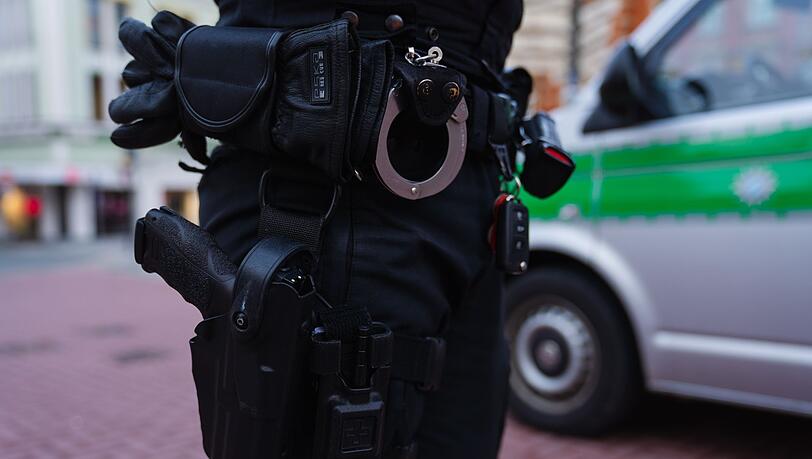 Beim länderübergreifenden Sicherheitstag will die oberfränkische Polizei verstärkt in der Öffentlichkeit Präsenz zeigen, Kontrollen durchführen und mit den Bürgern ins Gespräch kommen. (Symbolbild)