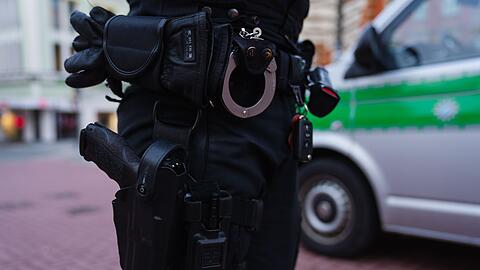 Beim länderübergreifenden Sicherheitstag will die oberfränkische Polizei verstärkt in der Öffentlichkeit Präsenz zeigen, Kontrollen durchführen und mit den Bürgern ins Gespräch kommen. (Symbolbild)
