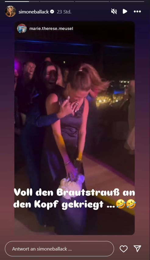 Simone Ballack und die anderen Gäste auf der Hochzeit brechen in Gelächter aus. Simone Ballack und die anderen Gäste auf der Hochzeit brechen in Gelächter aus.