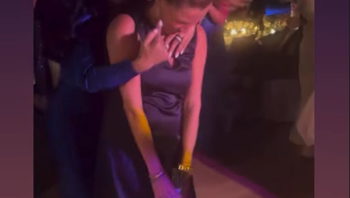 Simone Ballack und die anderen Gäste auf der Hochzeit brechen in Gelächter aus. Simone Ballack und die anderen Gäste auf der Hochzeit brechen in Gelächter aus.