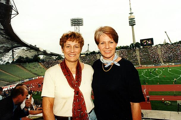Ex-Olympiasiegerin Renate Stecher (l.) und Heide Ecker Rosendahl im Olympiastadion. Ex-Olympiasiegerin Renate Stecher (l.) und Heide Ecker Rosendahl im Olympiastadion.