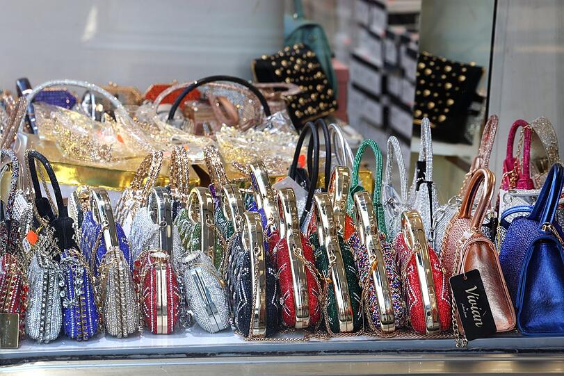 Quietschbuntes in einer Schaufensterauslage kurz vor der Sonnenstraße. Für jeden Handtaschengeschmack was dabei. Quietschbuntes in einer Schaufensterauslage kurz vor der Sonnenstraße. Für jeden Handtaschengeschmack was dabei.