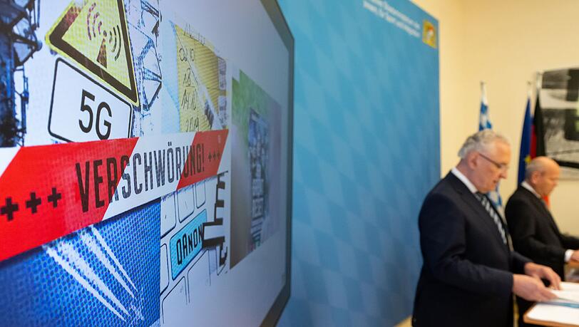 Innenminister Herrmann stellt den neuen Verfassungsschutzbericht vor. (Archivbild)