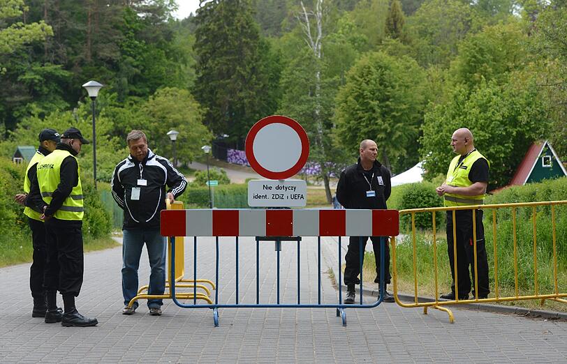 Die Nationalmannschaft ist in Danzig gelandet: Am Montag bezieht der DFB-Tross sein EM-Quartier in Polen.
