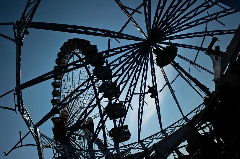 Blauer Himmel, Sonnenschein - und fast fertige Fahrgeschäfte: Elf Tage vor Wiesn-Beginn steigt die Vorfreude aus größte Volksfest der Welt.