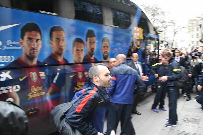 Hier kommt der FC Barcelona in München am Bayerischen Hof an. Die Bilder