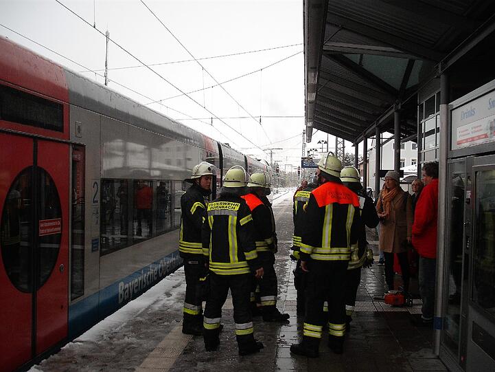 Wegen Schneebruch fährt die Freiwillige Feuerwehr mit Motorsägen Begleitschutz, um den Weg zwischen Holzkirchen und Lenggries freizuschneiden.
