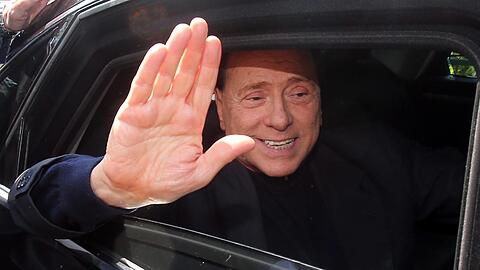 Eigentlich war Silvio Berlusconi 2013 zu vier Jahren Haft verurteilt worden, die Strafe wurde jedoch auf ein Jahr reduziert.