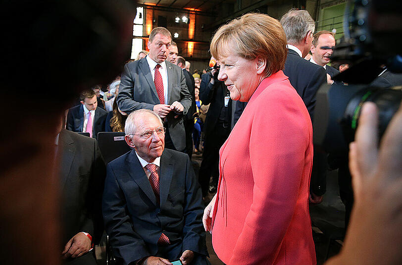 Bundeskanzlerin Merkel und Finanzminister Schäuble im Gespräch.