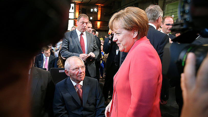Bundeskanzlerin Merkel und Finanzminister Schäuble im Gespräch. Bundeskanzlerin Merkel und Finanzminister Schäuble im Gespräch.