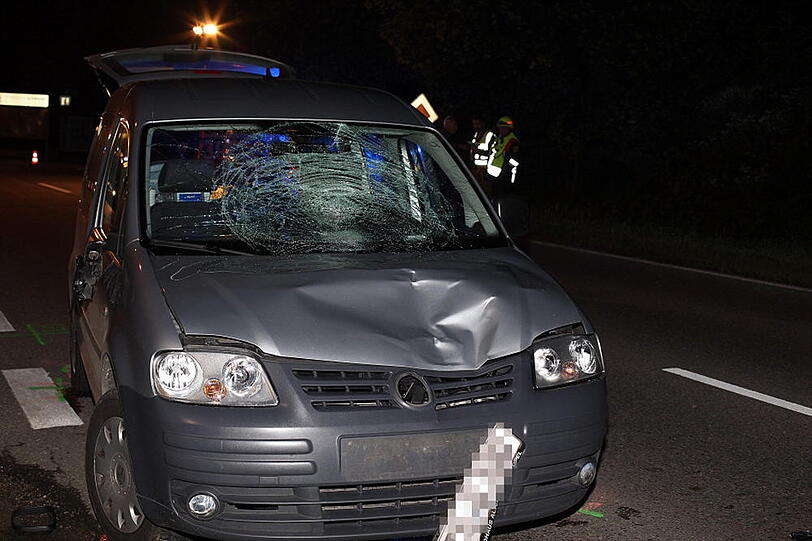 Tragischer Zusammenstoß in Altenmarkt: Ein VW Caddy erwischt am frühen Samstagmorgen einen Fußgänger frontal.