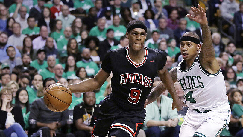 Rajon Rondo von Chicago (links) zieht an Isaiah Thomas von Boston vorbei. Rajon Rondo von Chicago (links) zieht an Isaiah Thomas von Boston vorbei.