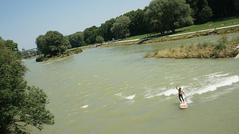 Auch anderswo wird gesurft: Hier auf der Isar zwischen Reichenbach- und Wittelsbacherbrücke.