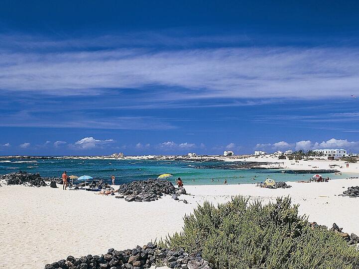 Für unter 300 Euro an den Playa de Castillo von Fuerteventura