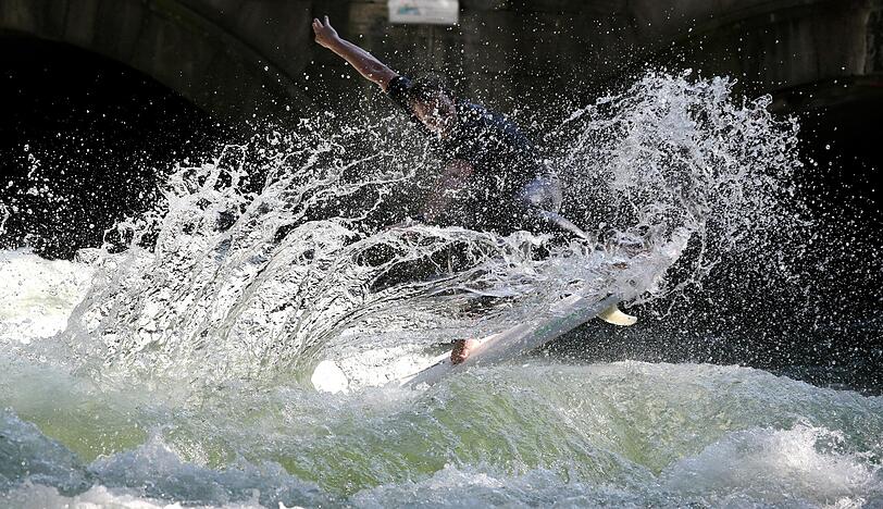 Lässt die Wassertropfen fliegen: Dieser Eisbach-Surfer kann&rsquo;s.