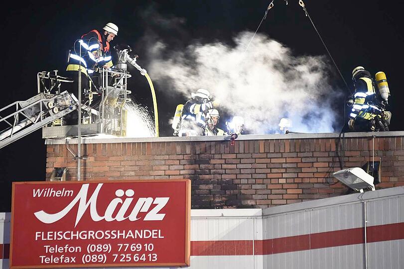 Um das Feuer zu löschen, muss die Feuerwehr das Dach der Schlachthof-Halle mit einer Spezialsäge  aufschneiden.
