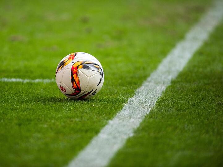 Ein Spielball rollt an der Seitenlinie. Foto: Lukas Schulze/Archivbild