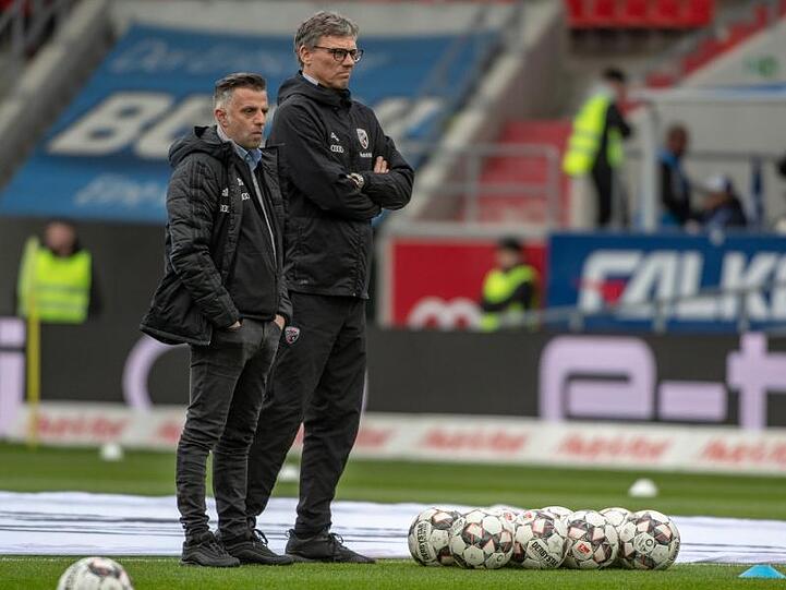 Trainer Tomas Oral und Co-Trainer Michael Henke vom FC Ingolstadt stehen vor einem Spiel in einem Stadion. Foto: Armin Weigel/Archiv