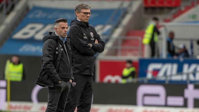 Trainer Tomas Oral und Co-Trainer Michael Henke vom FC Ingolstadt stehen vor einem Spiel in einem Stadion. Foto: Armin Weigel/Archiv