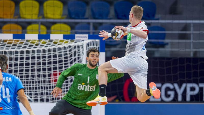 Timo Kastening (r) war beim deutschen WM-Auftakt gegen Uruguay treffsicherster DHB-Akteur.