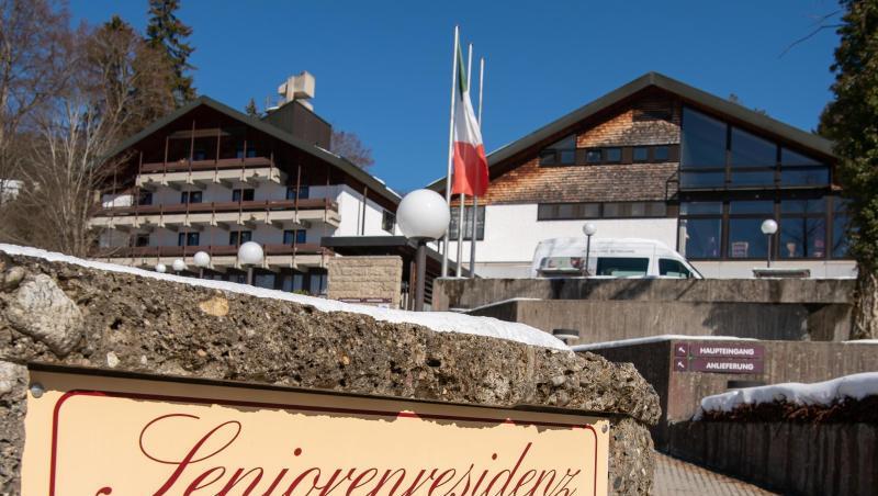 Ein Schild mit der Aufschrift "Seniorenresidenz Schliersee" steht vor der Einrichtung in Oberbayern.