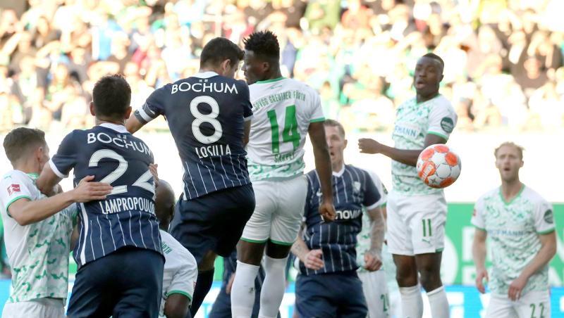 Anthony Losilla (M) köpfte Bochum in Fürth zum Sieg.