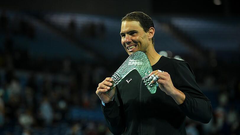 Rafael Nadal posiert nach seinem Sieg in Melbourne mit Trophäe.