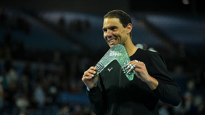 Rafael Nadal posiert nach seinem Sieg in Melbourne mit Trophäe.