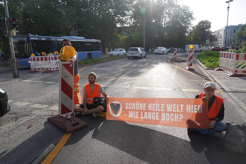 In München demonstrieren Klima-Kleber auf der Straße.
