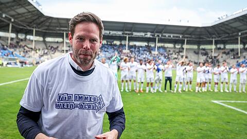 Löwen-Boss Werner im Motto-Shirt der Fans.