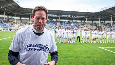 Löwen-Boss Werner im Motto-Shirt der Fans.