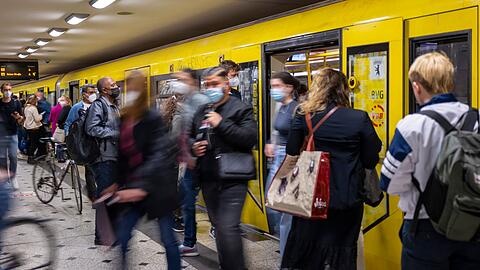 Öffentlicher Nahverkehr in Deutschland - oft heiß und stickig. (Archivbild)