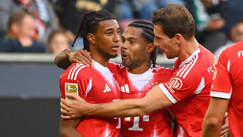 Torjubel um Serge Gnabry mit Michael Olise (l.) und Leon Goretzka (r.) im Spiel gegen Augsburg.