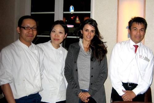 Penélope Cruz hält im &bdquo;Tenno&ldquo; Chef Siri Ratius (r.) und alle Mitarbeiter auf Trab. Aber: Sie will wiederkommen!