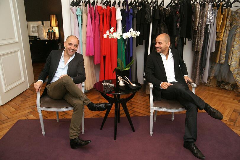 Wie präsentieren die Kandidatinnen die Mode von Designer Arend Zizelmann? (l.)