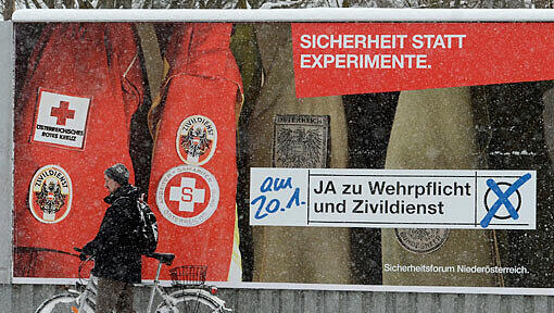Ein Mann schiebt in St. Pölten (Bundesland Niederösterreich) sein Rad vorbei an einem Wahlplakat. Die Befürworter der Wehrpflicht liegen vor der Volksbefragung am Sonntag in den Umfragen vorne. Ein Mann schiebt in St. Pölten (Bundesland Niederösterreich) sein Rad vorbei an einem Wahlplakat. Die Befürworter der Wehrpflicht liegen vor der Volksbefragung am Sonntag in den Umfragen vorne.