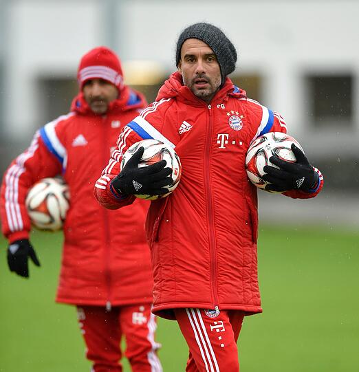 Der FCB-Schock in Bildern - hier wird der verletzte Philipp Lahm beim Training abtransportiert!