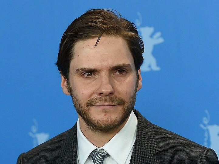Im Februar war von daniel Brühls Schnurrbart noch nichts zu sehen
