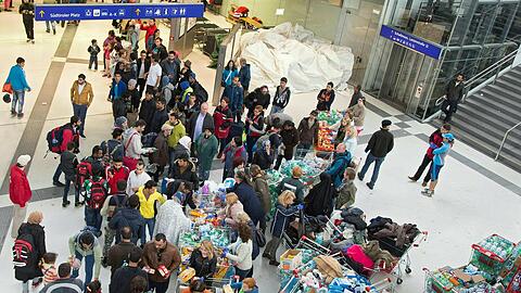 Zunächst kommen viele der Flüchtlinge über Ungarn in Salzburg an, um dann weiter nach München zu fahren. Dort werden die Menschen auf mehrere Stationen verteilt.