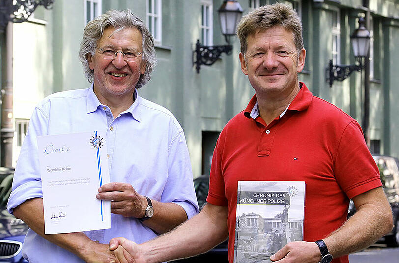 Belobigung für Wendelin Rehm (l.). Er bekommt vom Leiter K 65, Konrad Raab, 100 Euro und die neue Münchner Polizeichronik.