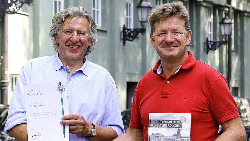 Belobigung für Wendelin Rehm (l.). Er bekommt vom Leiter K 65, Konrad Raab, 100 Euro und die neue Münchner Polizeichronik. Belobigung für Wendelin Rehm (l.). Er bekommt vom Leiter K 65, Konrad Raab, 100 Euro und die neue Münchner Polizeichronik.