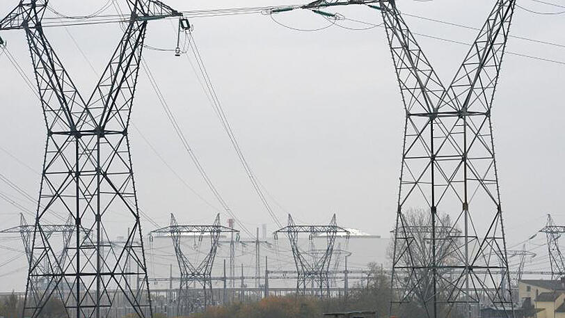 Strommasten vor dem Atomkraftwerk Fessenheim. Die Kälte macht in Frankreich den Stromlieferanten zu schaffen.