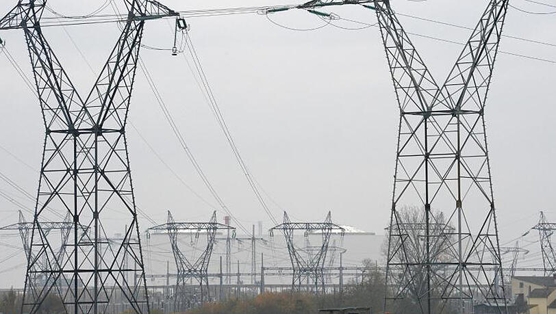 Strommasten vor dem Atomkraftwerk Fessenheim. Die Kälte macht in Frankreich den Stromlieferanten zu schaffen. Strommasten vor dem Atomkraftwerk Fessenheim. Die Kälte macht in Frankreich den Stromlieferanten zu schaffen.